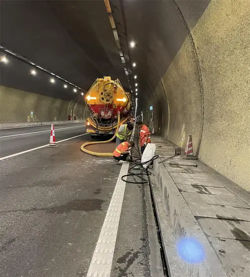 白银隧道排水渠清淤